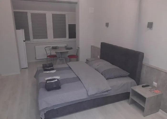 Hotelroom 11 *