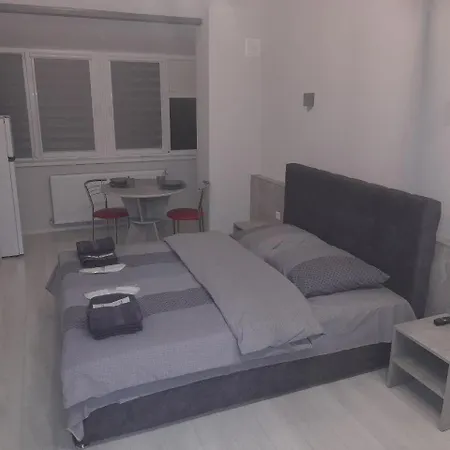 Hotelroom 11 *